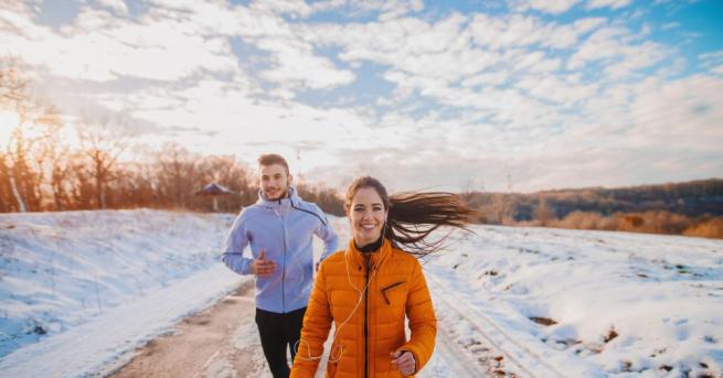 Бягането в парка през зимата спомага за ефективното справяне със