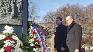 Ваня Добрева венци паметник освобождението