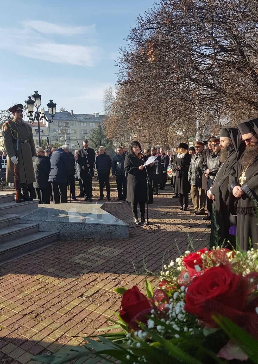  Социалистите сервираха цветя на Паметника на Българския опълченец 