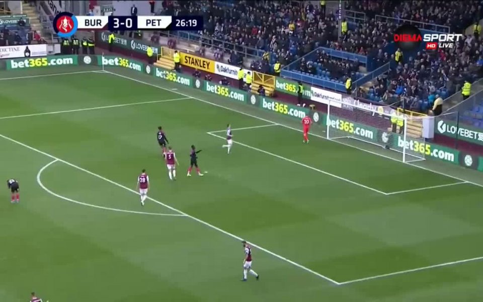 Бърнли води след първото полувреме на Питърбъро с 3:1 на