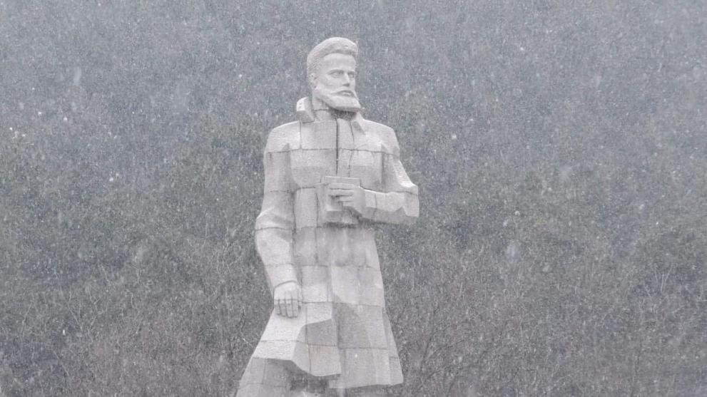 Паметник на Христо Ботев Калофер зима