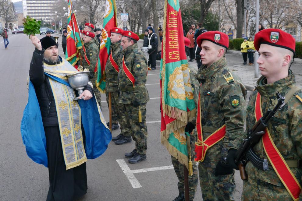 Ритуалът бе извършен пред общината.