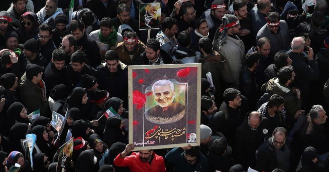 В гробището в иранския град Керман е започнало погребението на