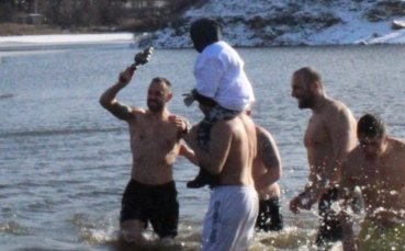 Футболист извади кръста в Ихтиман