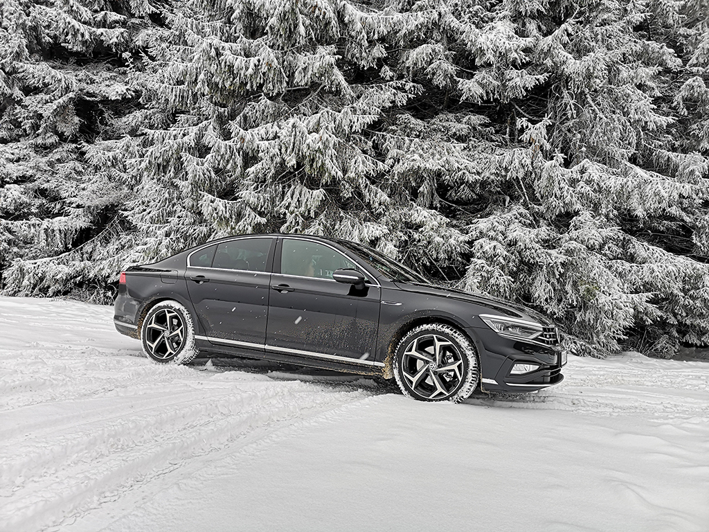 Макар все още да е на върха в своя клас, днес задачата на VW Passat е най-трудна. Причината е, че трябва да се справя с огромното множество кросоувъри. Но в конкуренцията с тях изостава само по един показател, на другите фронтове просто блести.