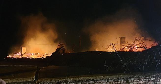 Голям пожар бушува в къща в казанлъшкото село Долно Изворово,