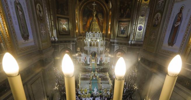 Руският патриарх Кирил отслужи коледна литургия тази нощ в катедралния