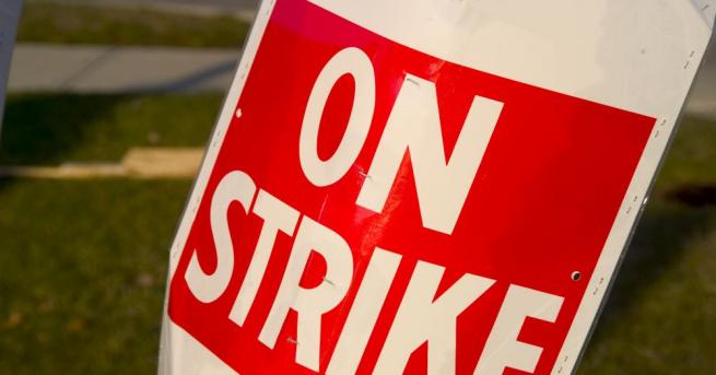 Близо 250 милиона работници стачкуват в Индия в знак на