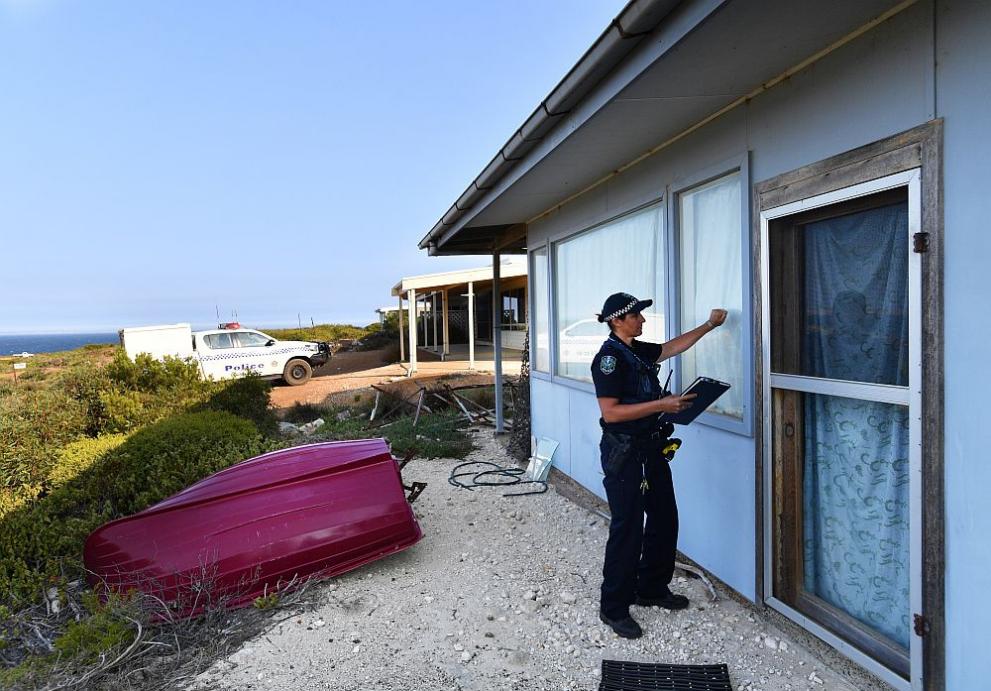 Австралийски полицейски служител предупреждава жителите на защитените зони да се евакуират