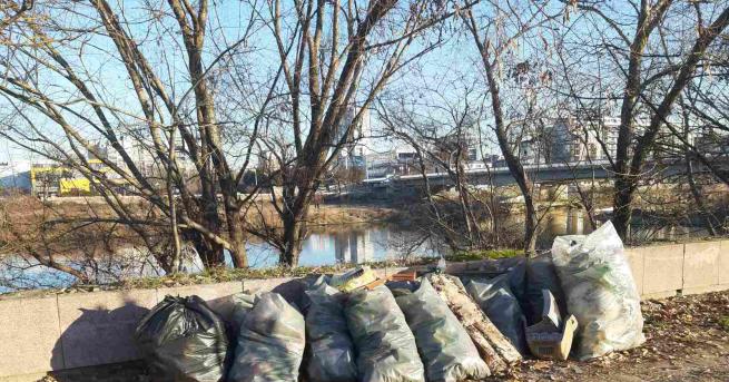 Близо 50 чувала с боклуци събраха само за ден работниците