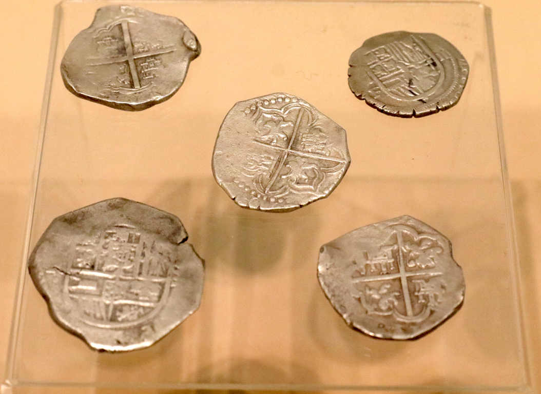 <p>Сребърни испански монети отсечени в колониите в Латинска Америка, открити в гроб 24 (началото на XVII век)</p>