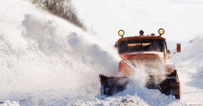 Пътните служби успяха да пробият снежните преспи и да отворят