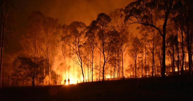 Бурните ветрове в Австралия обединиха два огромни пожара в мегастихия