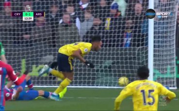 Отборите на Кристъл Палас и Арсенал играят при резултат 0 1