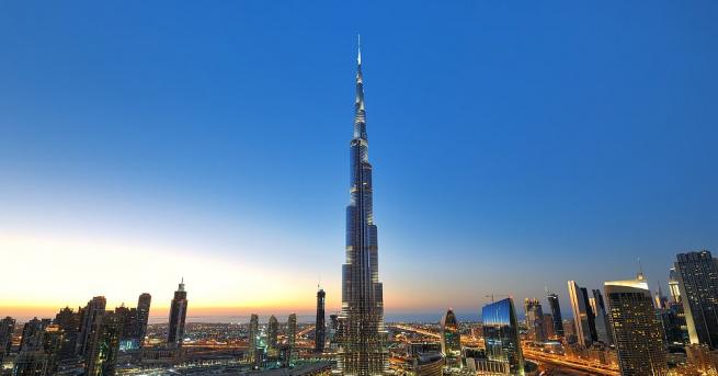 Мълния удари най високата сграда в света Бурдж Халифа в