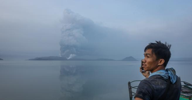 Вулкан близо до филипинската столица Манила започна да изхвърля днес