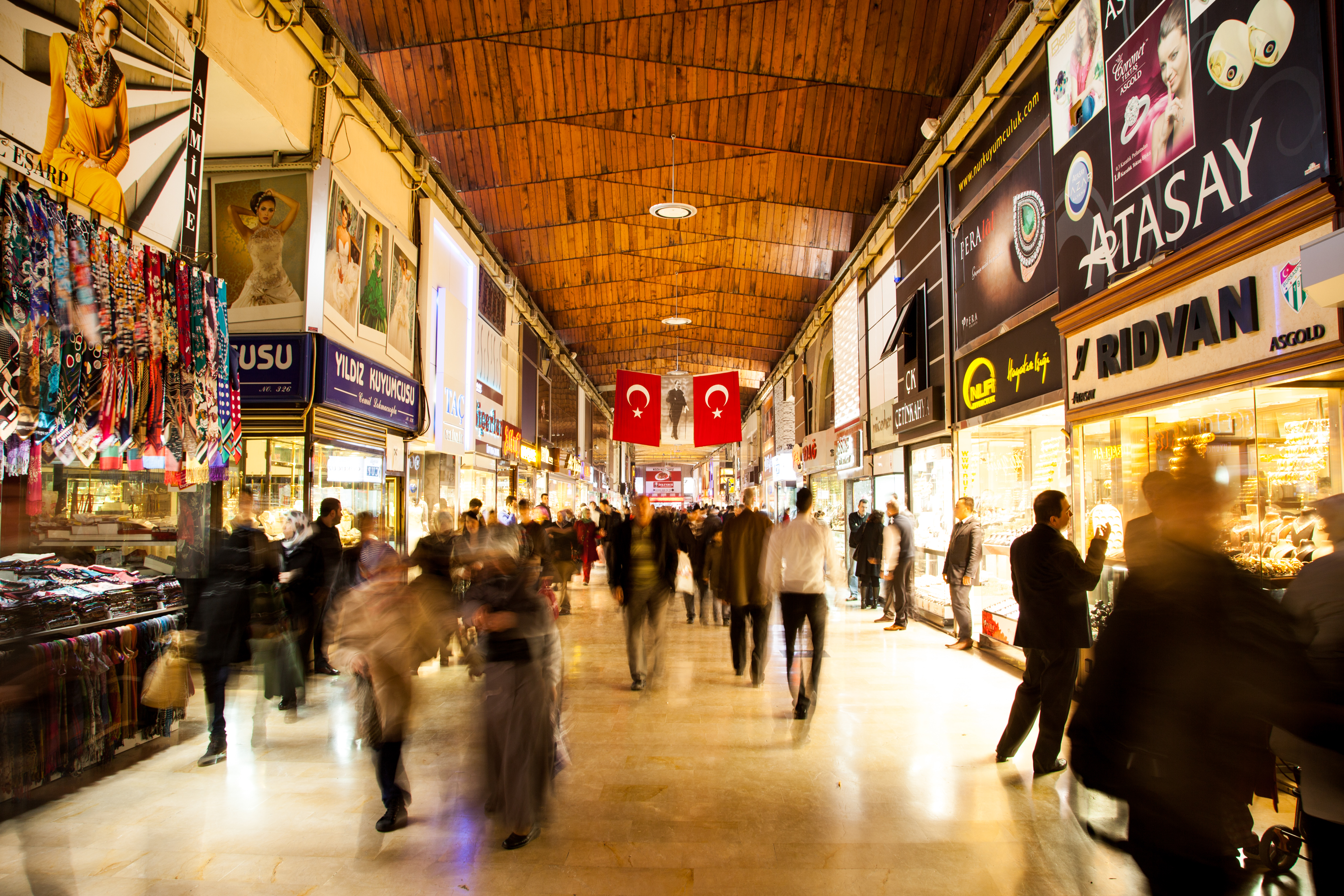 3 600 магазина, до 300 хиляди посетители на ден, милиони евро дневен оборот – всичко това и много повече е най-известният базар в Истанбул