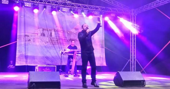 Неизвестен мъж нападна сръбската фолкзвезда Миле Китич по време на