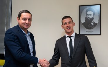 Ботев Пловдив удължи договора на Александър Тонев съобщи клубният сайт Настоящият контракт