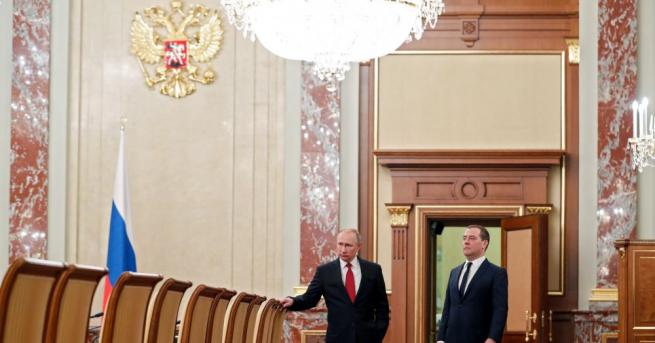 Руското правителство неочаквано подаде днес оставка, след като президентът Владимир