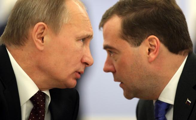 Каква е играта на Путин, защо свали кабинета на Медведев