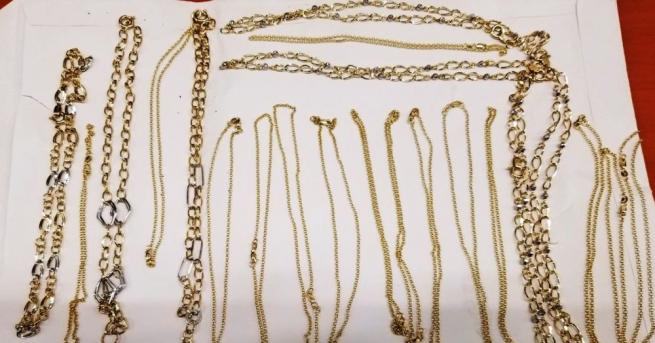 Близо 1 5 кг контрабандни златни и сребърни накитиоткриха митническите служители