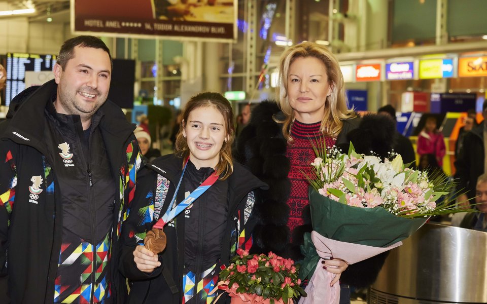 Стефка Костадинова посрещна с огромен букет и гореща прегръдка спечелилата