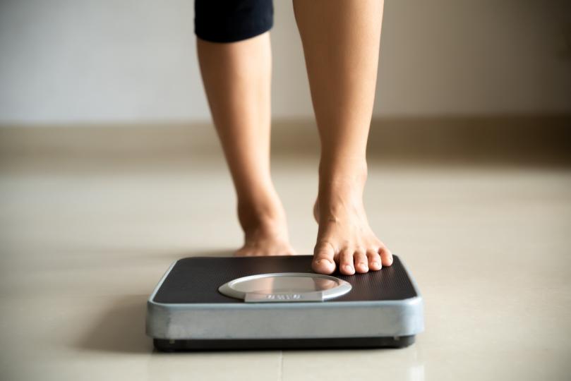 <p><strong>Може да отслабнете</strong></p>

<p>Няколко проучвания показват, че веганството оказва влияние върху теглото. В проучване, в което участват възрастни и деца, които спазват веганска диета и консумират по-малко протеини, холестерол и наситени мазнини, се оказало, че децата, спазващи веганската диета, губят средно 3,7 кг през периода на изследването.</p>