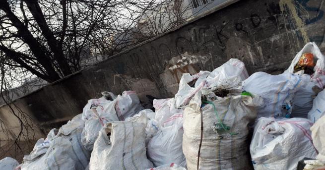 Между 50 и 100 тона пластмасови отпадъци от Испания са