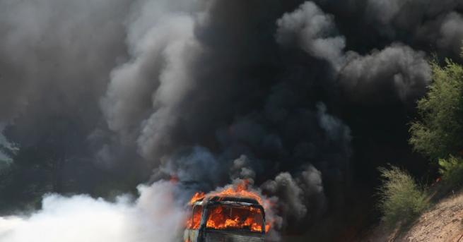 Микробус с метанова уредба се запали на автомагистрала Хемус в района