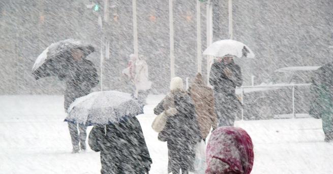Силен снеговалеж покри с бяла пелена иранската столица предизвиквайки забавяне