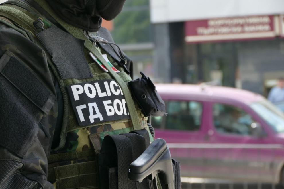 Спецполицаи от ГДБОП задържаха двама души при специализирана полицейска операция