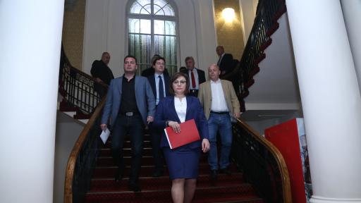  Четвърти избор на съмнение, </div>

</article>
<style>
.youtube{
  width:100%;height:500px;
}
@media only screen and (max-width: 600px) {
.youtube {
    height:250px;
  }
}
</style>
<div style=