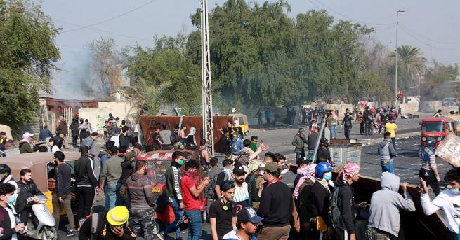 Двама полицаи и двама демонстранти бяха убити в Ирак при