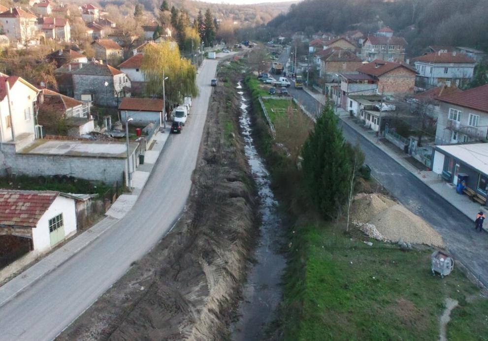 Почистване на канали и дерета във Варна