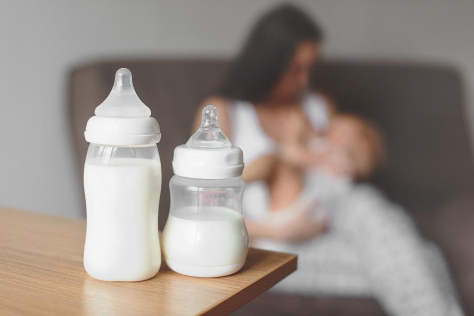 бебе новородено хранене мляко кърма