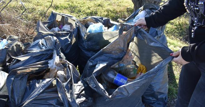 Тонове отпадъци разчистиха служители по чистотата в Асеновград от нерегламентирано