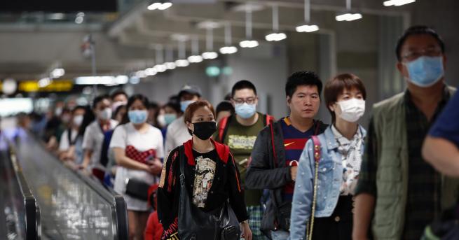 Свят Коронавирусът поваля хора по улиците в Китай 18 Многолюдни