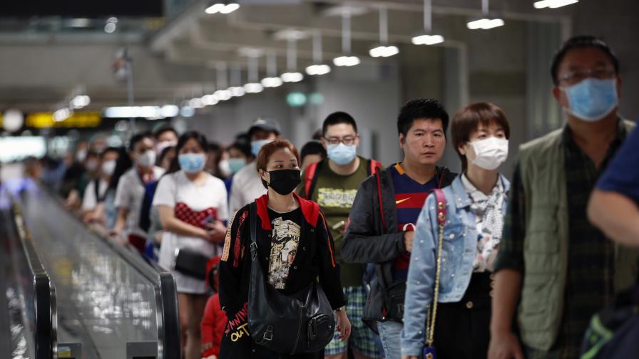 Коронавирусът поваля хора по улиците в Китай (18+)