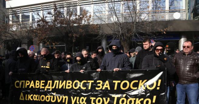 Фенове на Ботев (Пловдив) се събраха пред гръцкото посолство в