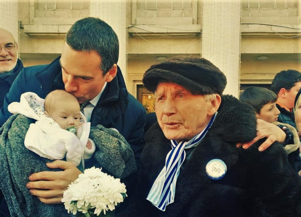 Последната снимка на дядо Никола - на Никулден пред сградата на Община Бургас.
