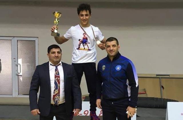 18-годишният Едмонд Назарян триумфира на Държавното първенство по борба.