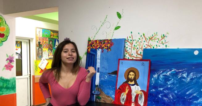 Самоука художничка рисува икони въпреки че никога не е посещавала