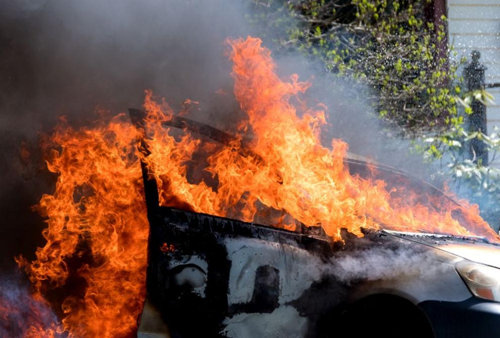 Кола се запали в движение край Перник, съобщиха от полицията.Инцидентът