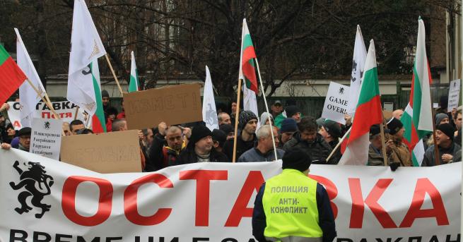 Членове на инициативния комитет Спаси Перник излязоха на протест пред