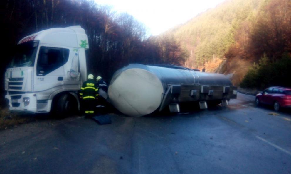 Камион с цистерна, превозващ битум, катастрофира по главния път Русе-Разград,