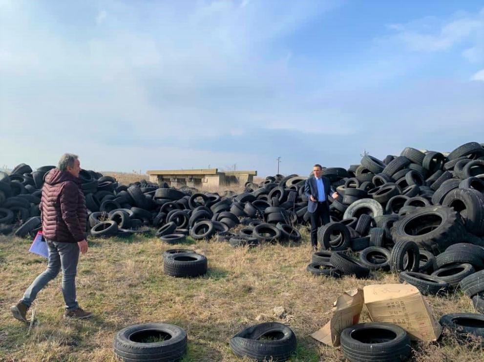 Не може да наричаме Бургас град на птиците и едновременно с това на метри от техните местообитания да са струпани тези гуми, каза кметът на Бургас Димитър Николов.