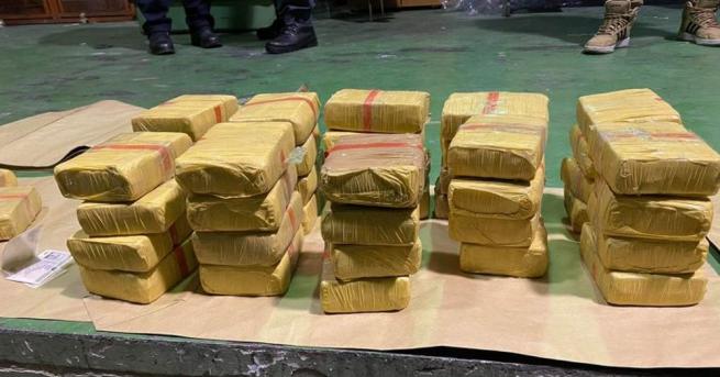 57-те пакета с хероин са били укрити в специално изградени