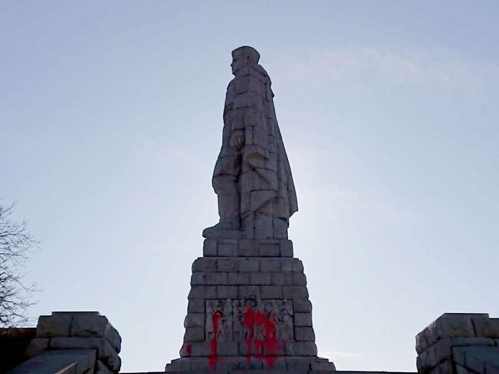 Граждани се събраха на протест пред сградата на Общинския съвет в