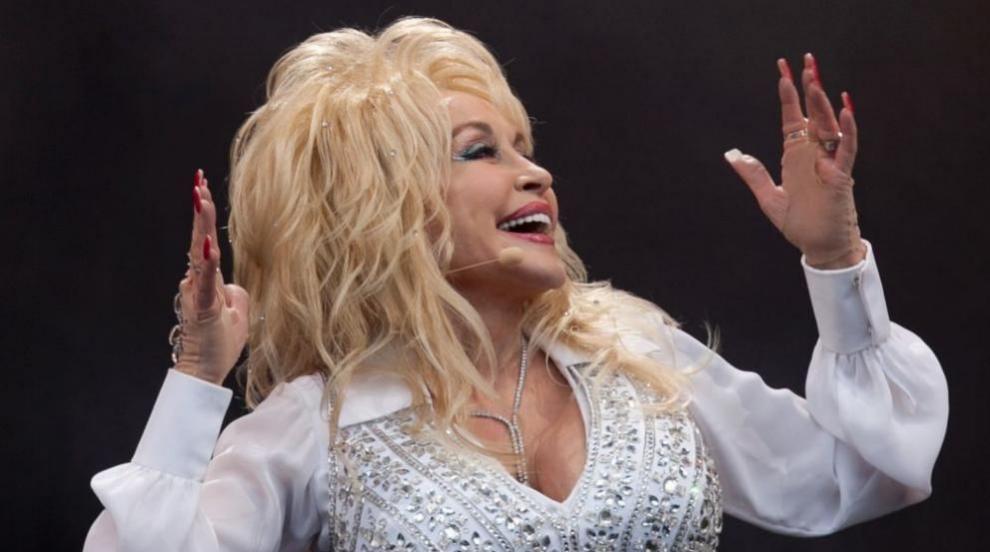 Доли Партън ще чете приказки